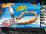 Hot wheels track + 6 cars