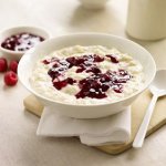 Fresh porridge with berry compote with Sparks